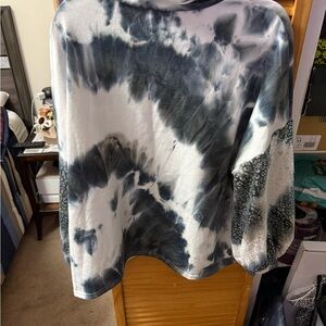 Entro Tie-Dye Sweatshirt in Black and White